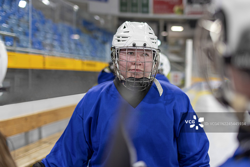 冰球女运动员在冰场上与队友图片素材