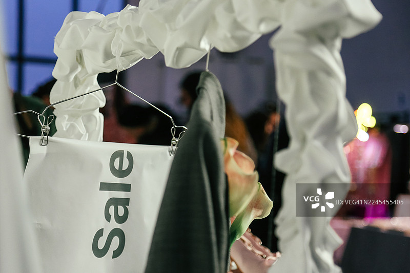 车库甩卖指示牌，背景为模糊的跳蚤市场图片素材