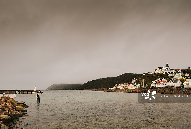 雨天，海边的一个古老的海滨社区。图片素材