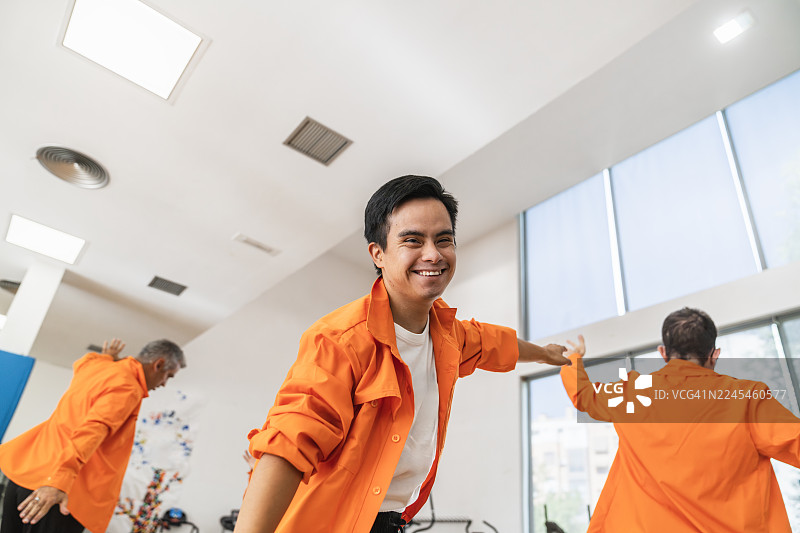 唐氏综合征患者在团队中跳舞图片素材