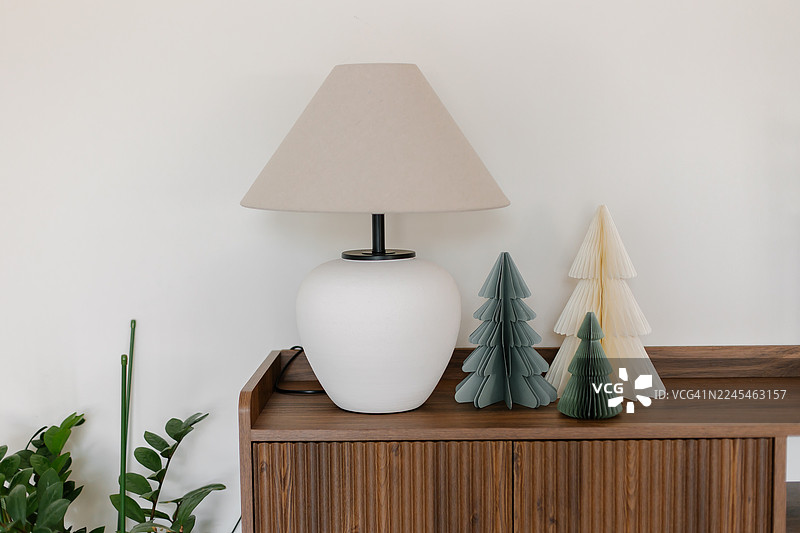 时尚简约的室内装饰，搭配木制家具和纸质圣诞装饰品图片素材