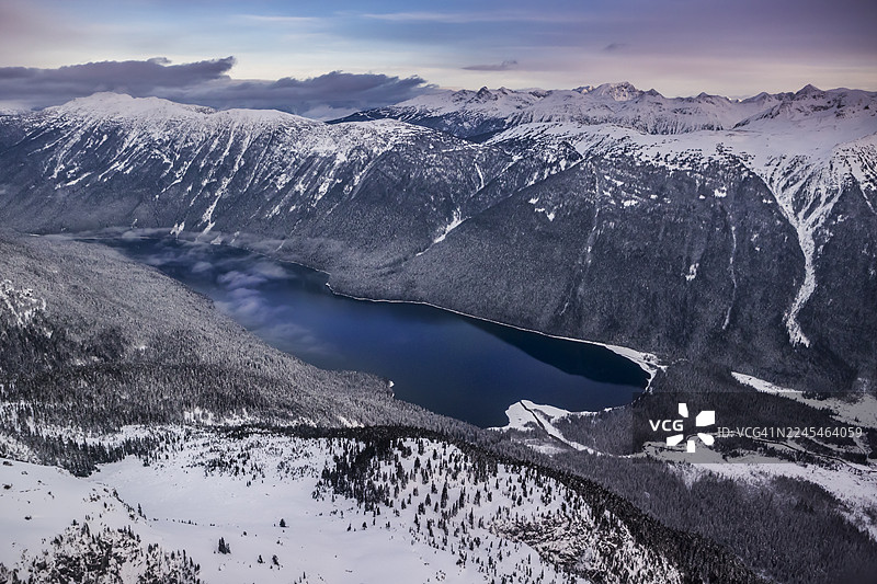 日落时分的雪山山脉和湖泊，加里波第公园图片素材
