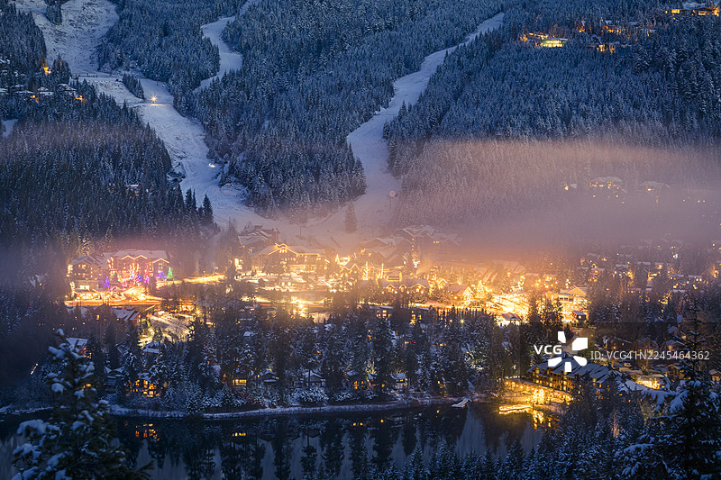 冬季的雪山、森林和村庄图片素材