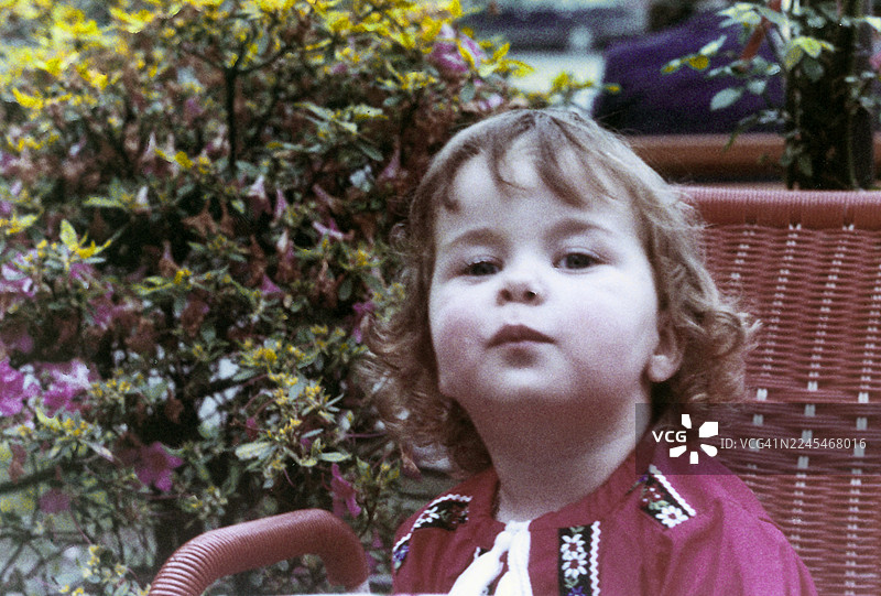 两岁的男婴肖像，看向镜头图片素材