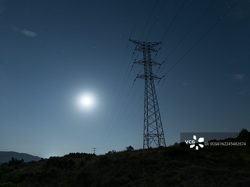 满月下的高压电塔，背景是星空图片素材