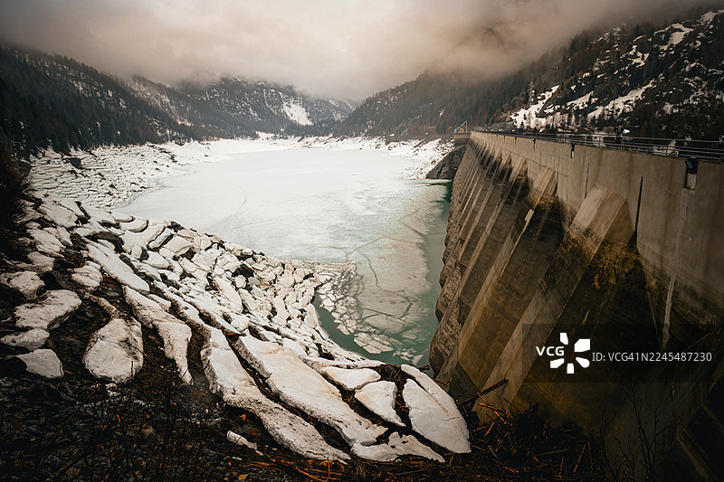 山区的水力发电站和冰封的湖泊 - 冬季景观与建筑图片素材