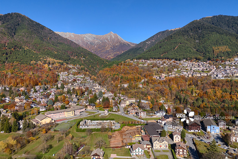 意大利瓦莱维杰佐圣母玛利亚马焦雷教堂和托切诺的鸟瞰图图片素材