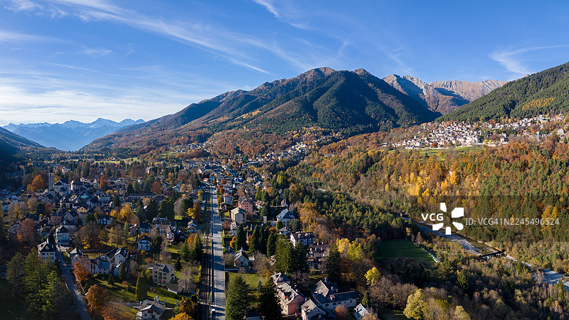 意大利瓦莱维杰佐圣母玛利亚马乔雷教堂的鸟瞰图图片素材