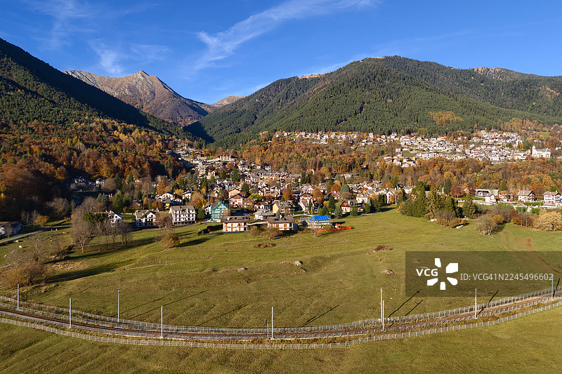 意大利瓦莱维杰佐圣母玛利亚马焦雷教堂的俯瞰视角图片素材