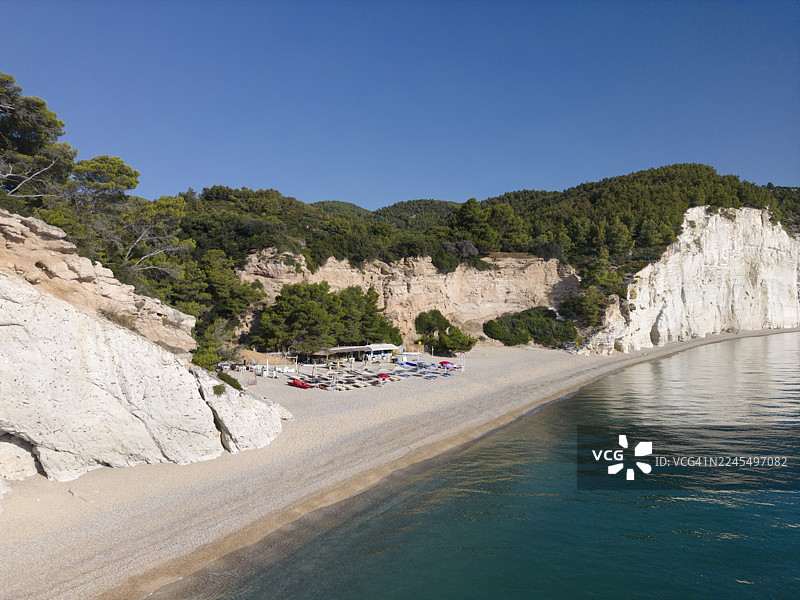 白色的石灰岩悬崖之间的维尼诺蒂卡海滩鸟瞰图图片素材
