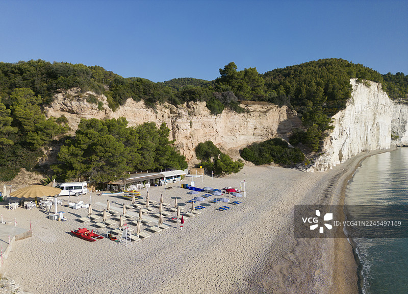 白色的石灰岩岩石之间的维尼安诺蒂卡海滩鸟瞰图图片素材