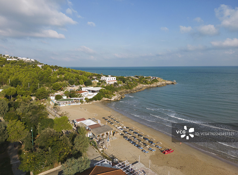 从空中俯瞰海湾和沙滩图片素材