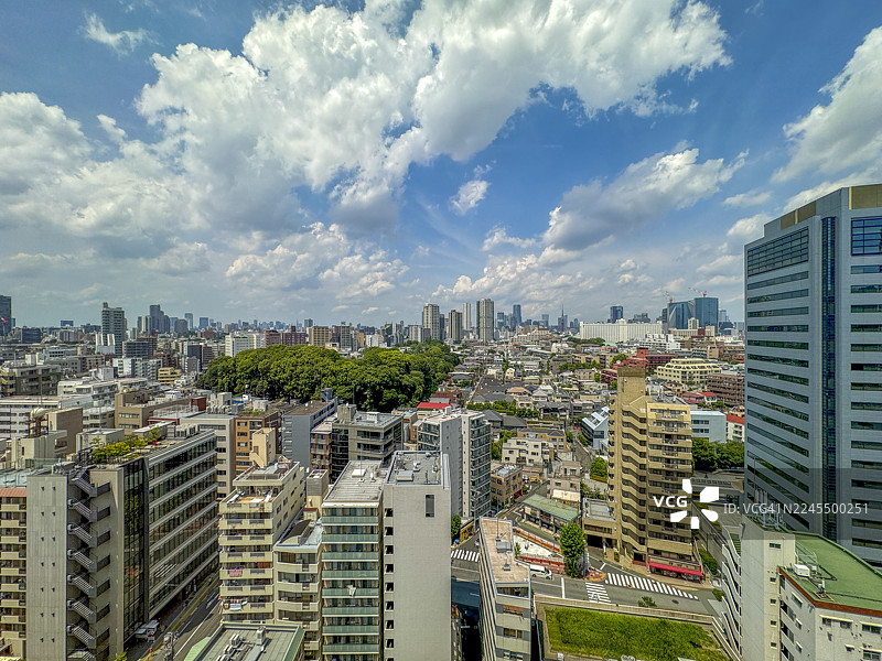 透过窗户看东京密集的天际线景观图片素材