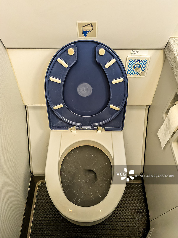 飞机上的开放式马桶图片素材
