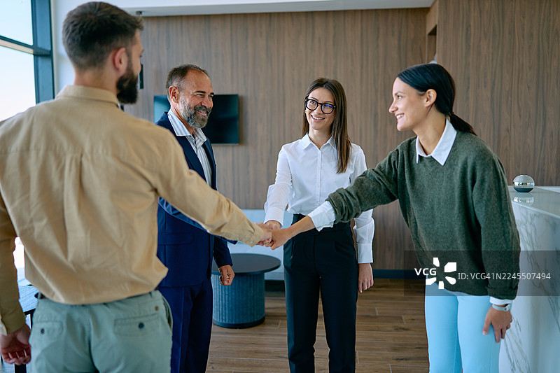 商业伙伴击拳，展现合作与团队精神图片素材