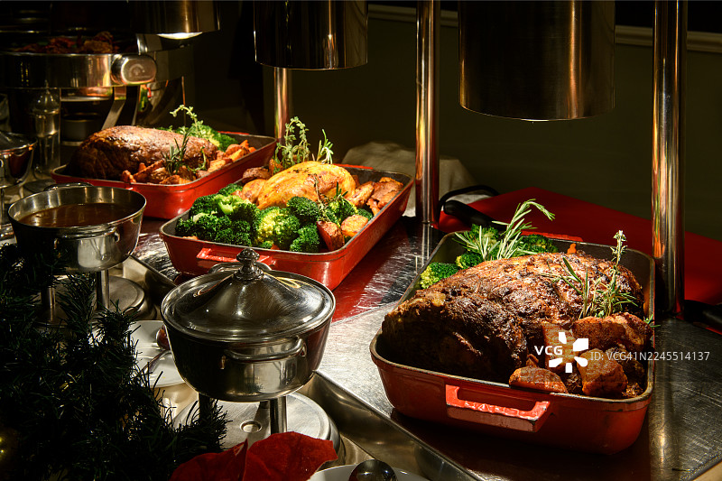 圣诞烤鸡、烤牛肉和烤羊肉图片素材