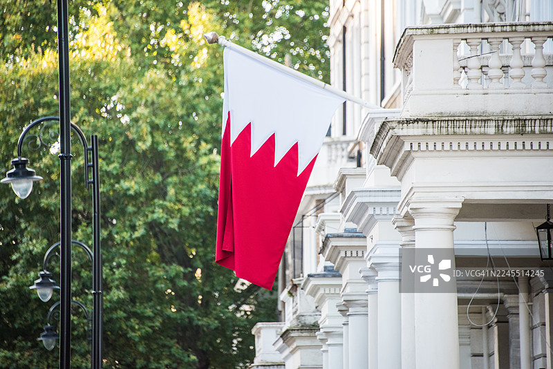 巴林国旗在灰泥露台上图片素材