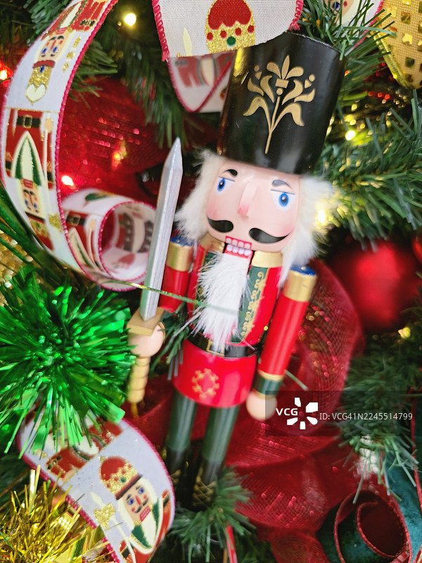 圣诞胡桃夹子装饰品，饰有节日装饰品和丝带图片素材