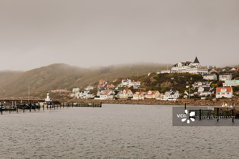 海边一座古老的沿海社区，在雨天显得格外宁静。图片素材