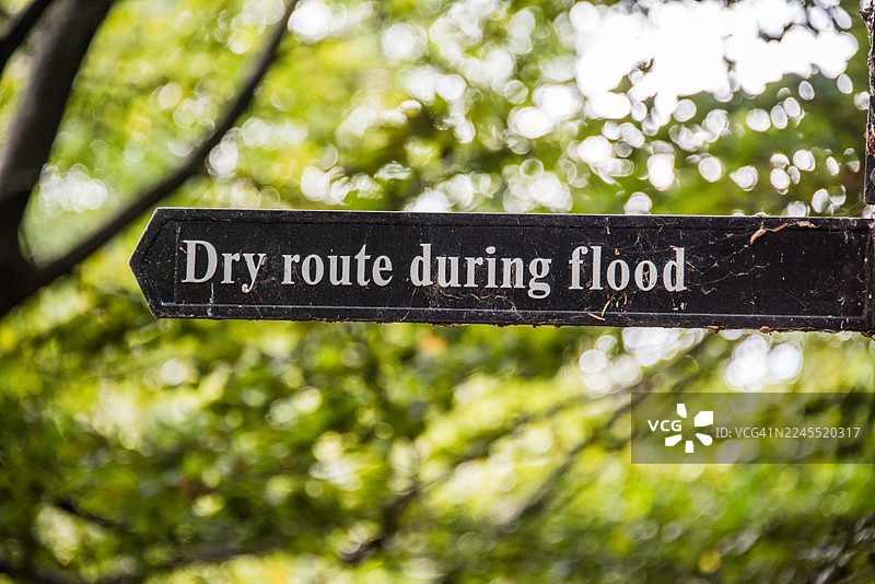 洪水期间的干旱路线——路标牌图片素材