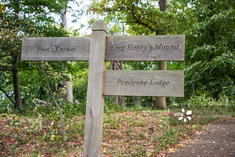 通往亨利国王岗和彭布罗克小屋的指示牌图片素材