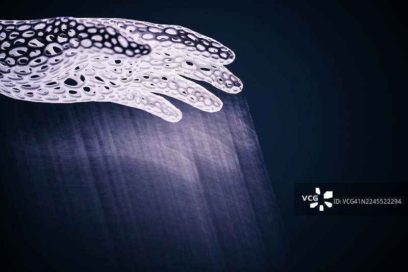 一个未来主义的抽象图像，描绘了一只人类的手，上面有白色的有机网状结构。图片素材