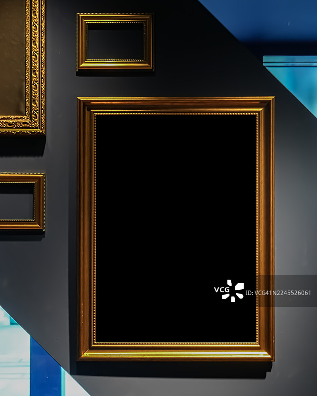现代墙面上的奢华金色边框黑色画框模型图片素材