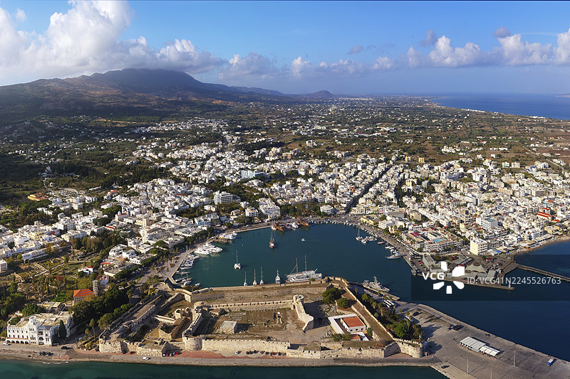 空中鸟瞰,科斯岛上的尼拉齐亚城堡(Kastro, Neratzia fortress),又称尼兰齐亚(Narantzia),是一座城堡,最早记载于1395年,曾是圣约翰骑士团的堡垒,如今已是废墟,位于马特拉基港(Mandraki harbor)、游艇港、船只之上,属于希腊佐则卡尼撒群岛(Dodecanese islands)科斯市(city of Kos),爱琴海东部。图片素材