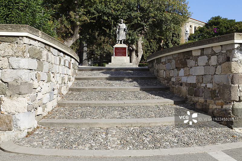纪念碑,雕像,希波克拉底,又称科斯岛的希波克拉底,古代著名医生,现代医学之父,公元前 460-370 年,位于希腊佐泽卡尼群岛科斯岛科斯市老城区内拉齐亚城堡的制高点图片素材
