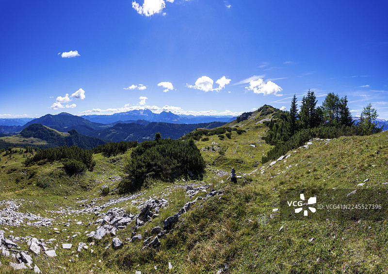 通往埃格尔塞湖峰、波斯特阿尔姆、奥斯特霍恩山脉、萨尔茨卡默古特、萨尔茨堡州（奥地利）的徒步小径图片素材