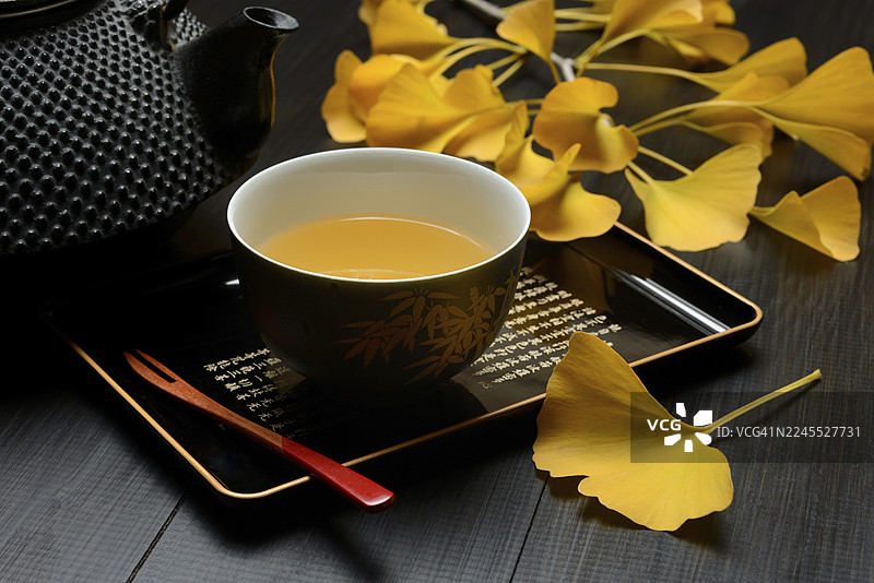 银杏茶碗中的银杏茶和银杏叶，银杏图片素材