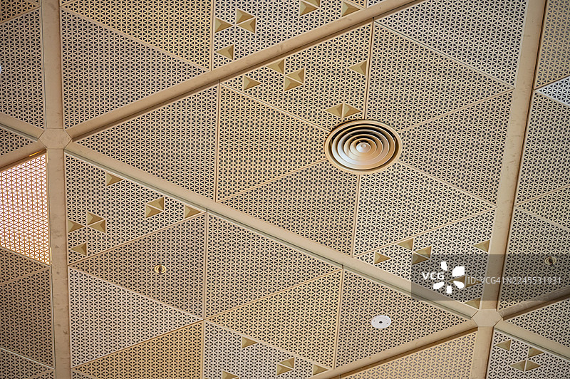 现代几何吊顶设计，带有通风口和灯具图片素材