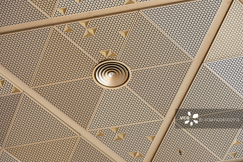 现代几何吊顶设计，带有通风口和灯具图片素材