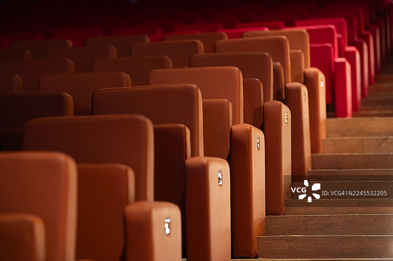 现代礼堂内部，设有舒适的座椅和环境照明。图片素材