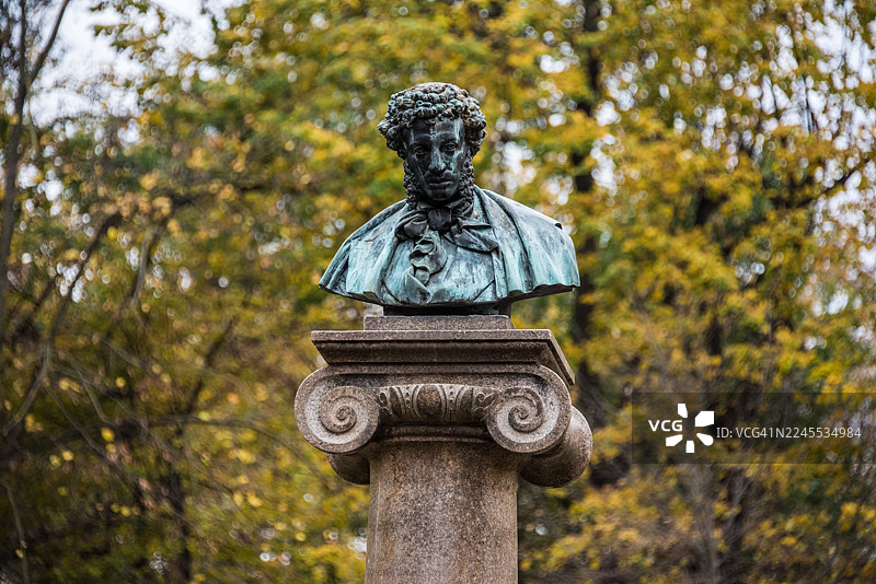 普希金半身像，经典小巷图片素材