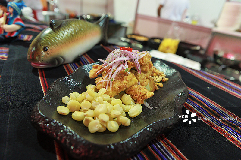 秘鲁丛林风味酸橘汁腌鱼。秘鲁菜肴以其多样性和风味而闻名于世，这得益于原住民、西班牙、非洲、意大利和亚洲影响的融合。图片素材