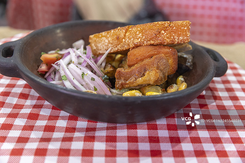 猪皮脆皮。秘鲁美食因其多样性和风味而享誉全球，这是原住民、西班牙、非洲、意大利和亚洲影响融合的结果。图片素材