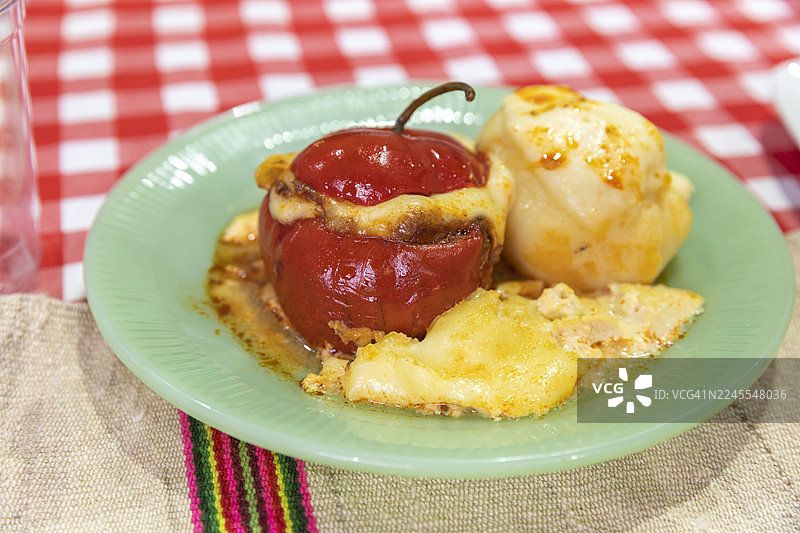 秘鲁传统菜肴——阿雷基帕的填充罗科托辣椒。秘鲁美食以其多样性和风味享誉全球，这是原住民、西班牙、非洲、意大利和亚洲文化融合的成果。图片素材