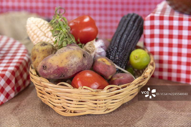 秘鲁美食中使用的水果、食材和香料。秘鲁美食以其多样性和风味而闻名于世，这是融合了土著、西班牙、非洲、意大利和亚洲影响的结果。图片素材