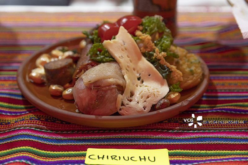 奇里丘丘是秘鲁库斯科的传统菜肴。它融合了来自秘鲁海岸、山区和丛林的食材，传统上在圣体节期间食用。其主要食材包括烤豚鼠和鸡肉。图片素材