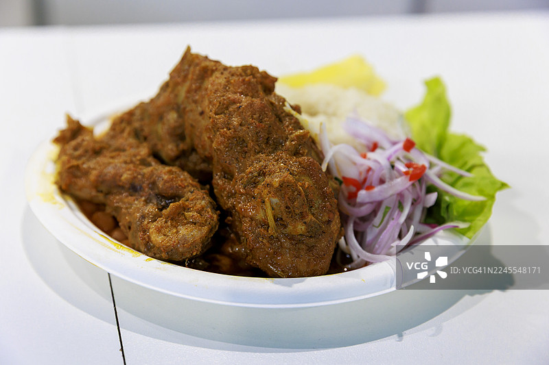 豆子配风干肉。秘鲁美食以其多样性和风味而闻名于世，这是其本土、西班牙、非洲、意大利和亚洲文化融合的结果。图片素材