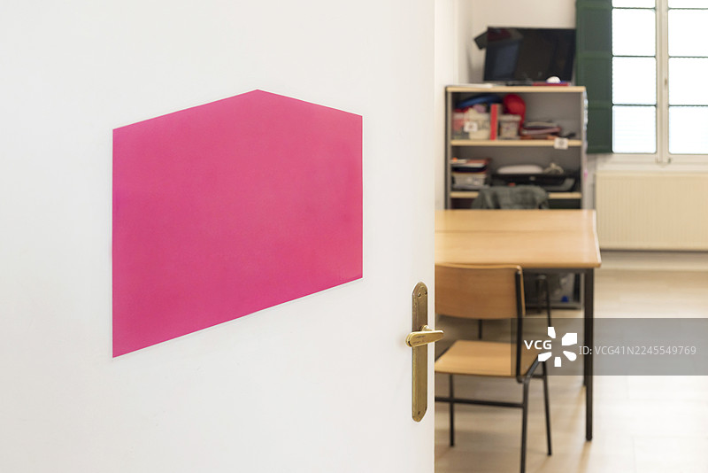 粉色标志的敞开的教室门图片素材