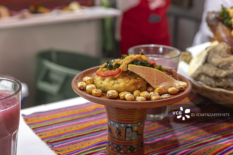 秘鲁传统美食。秘鲁美食以其多样性和风味享誉世界，这是原住民、西班牙、非洲、意大利和亚洲文化融合的结果。图片素材