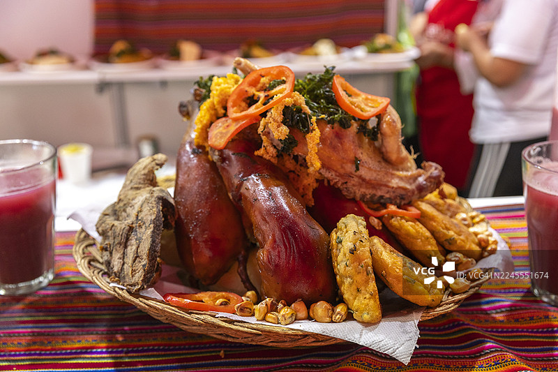 秘鲁传统美食。秘鲁美食以其多样性和风味享誉全球，这是原住民、西班牙、非洲、意大利和亚洲影响融合的结果。图片素材