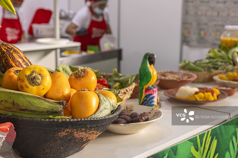 传统秘鲁美食。秘鲁美食因其多样性和风味而享誉全球，这是融合了原住民、西班牙、非洲、意大利和亚洲影响的结果。图片素材