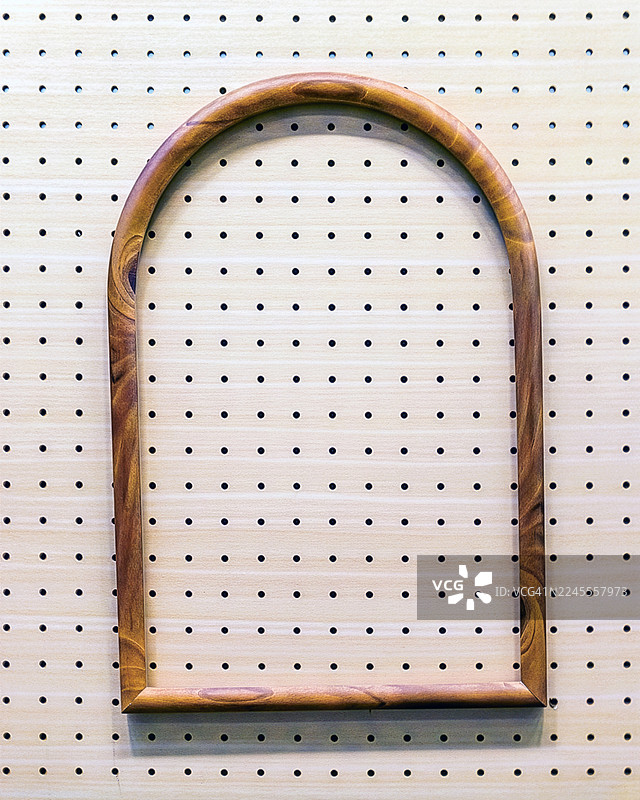 木制拱门架在洞洞板墙上的模型图片素材