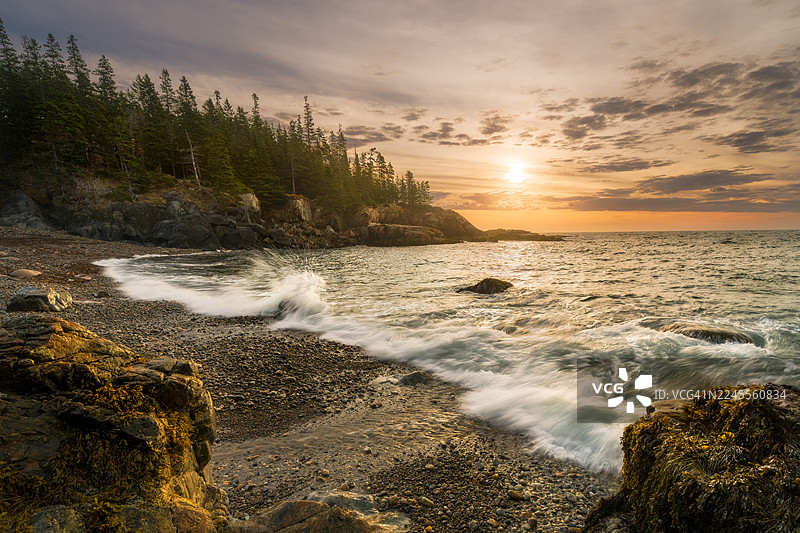 阿卡迪亚国家公园亨特海滩的海浪拍打图片素材