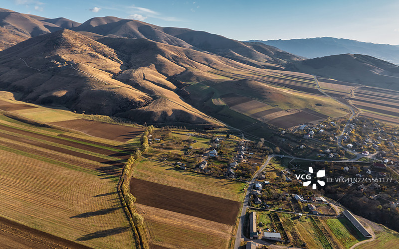 亚美尼亚洛里省峡谷和拼布农田的鸟瞰图——晨光照耀在乡村山谷和山脉上。图片素材