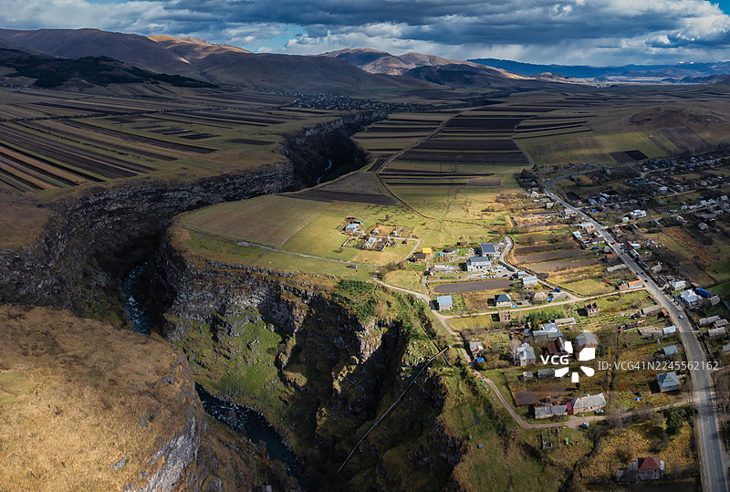 俯瞰亚美尼亚洛里省附近的侵蚀峡谷和农田，展示了河流、悬崖和乡村村庄。图片素材