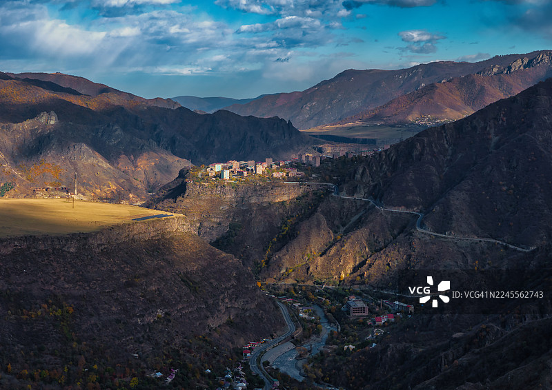 阿拉韦尔迪镇的空中视角，坐落在亚美尼亚洛里省戏剧性的山脉之间，被午后阳光和秋季的阴影照亮。图片素材